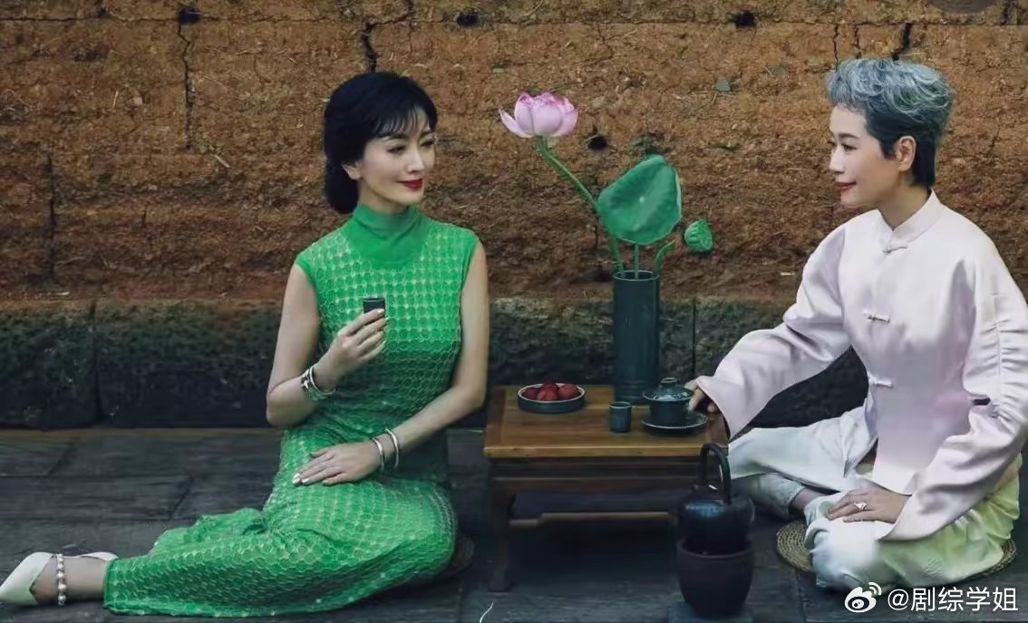 叶童那站姿，真的谁懂啊！她接受了自然白去的头发，可身姿却依然挺拔，好帅啊！