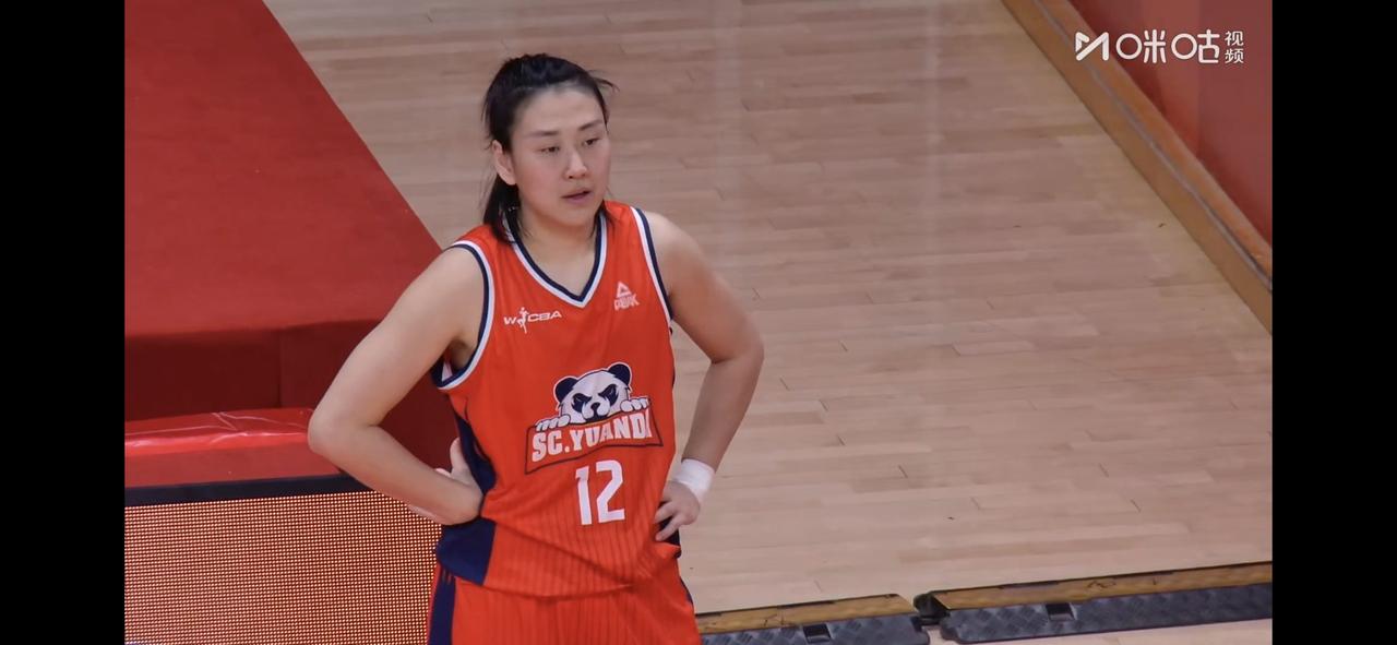 今晚四川女篮再战北京女篮，上场仅输两分我个人看法是上一场不应该输的，但没办法