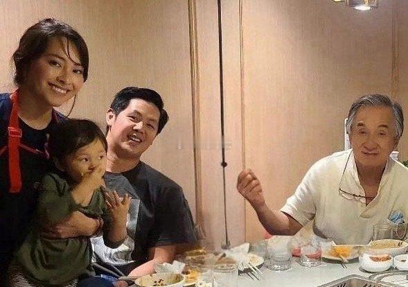 成龙大哥已经成成龙爷爷了​​​