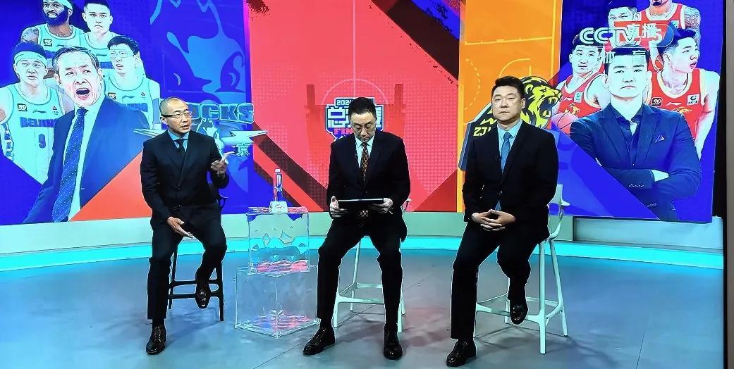 北京与广厦的三番战开始了，北京球权，陈英俊外线三分，3:0，所罗门篮下暴扣两分，