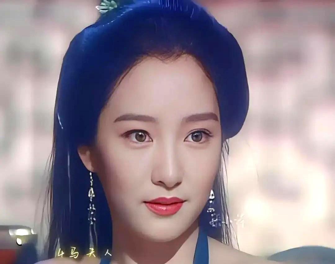 60岁雅夫人当众亲了项少龙一口！这事就发生在《寻秦记》电影首映礼上，24年后