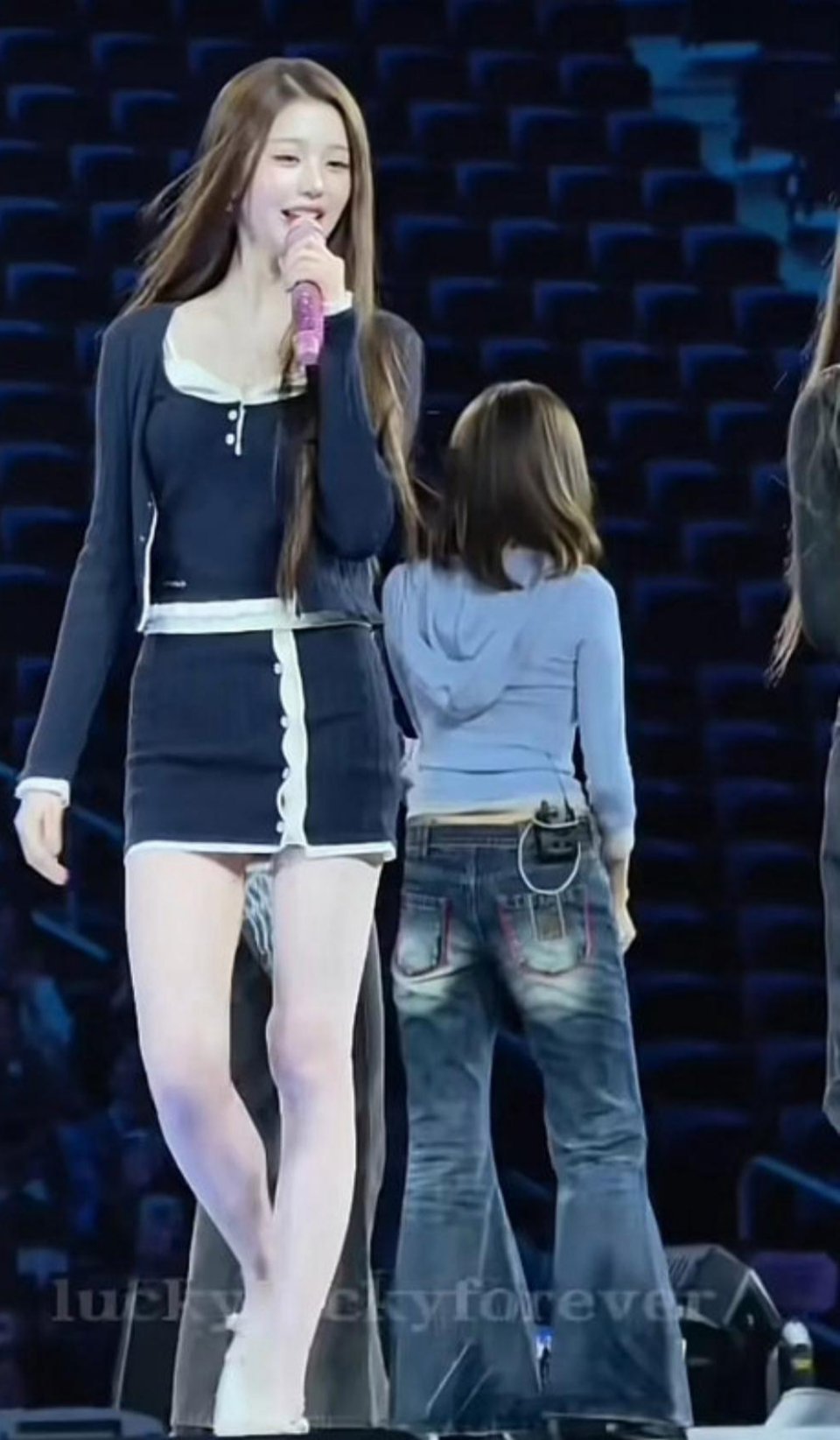 穿的还是平底鞋，羡慕的眼泪从嘴角流下了