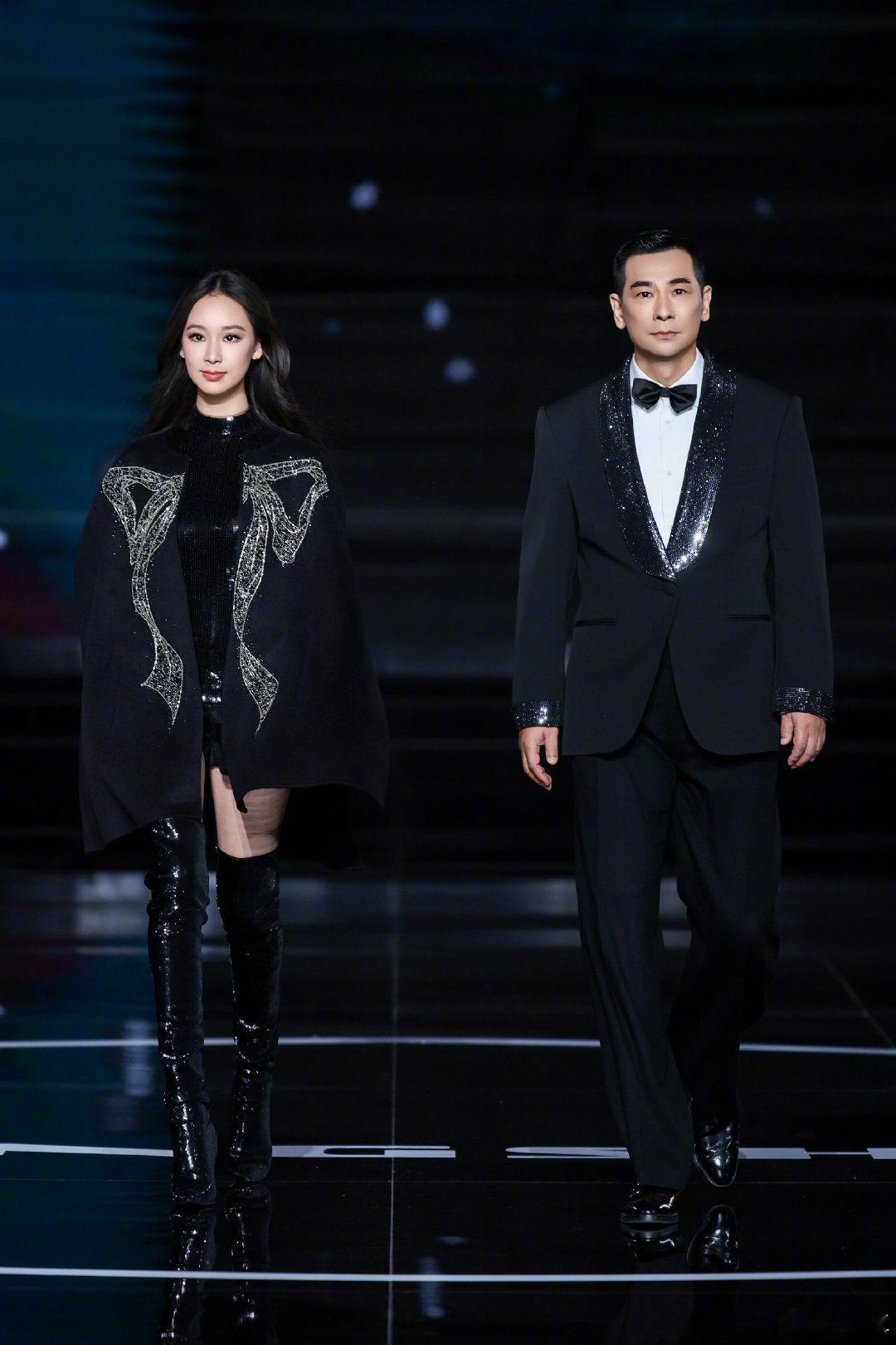 赵文卓和大女儿走秀赵文卓和大女儿同台走秀赵文卓与大女儿同框走秀，黑色穿搭酷飒满分