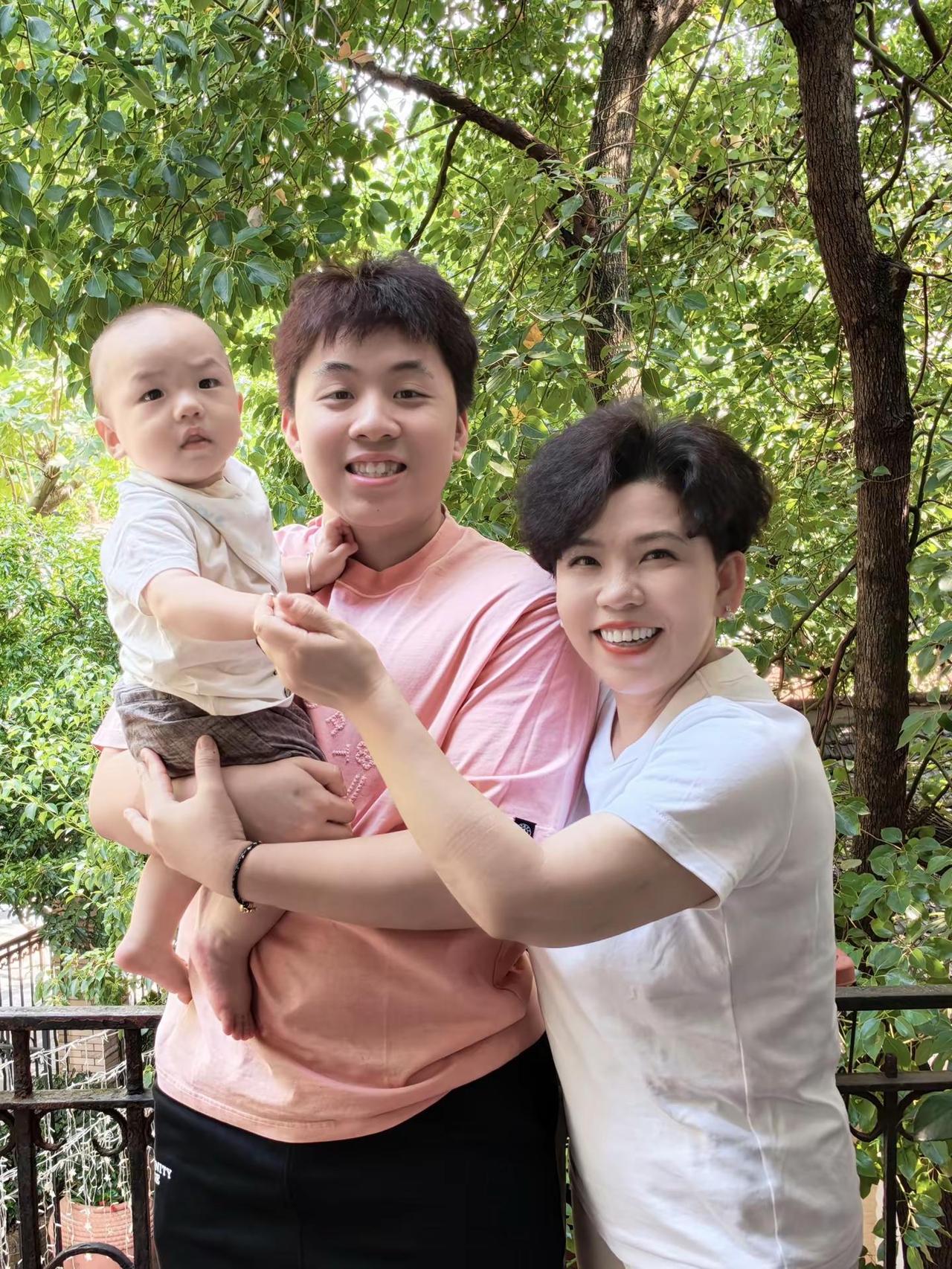 孩子还是别人家的好玩。来上海出差，逛吃之余抱抱同事家的孩子，心情愉悦人类幼崽抱