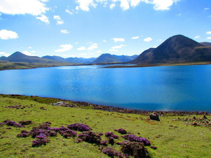 羊湖（即羊卓雍措），湖光山色之美，冠绝藏南。想去吗？​​​​