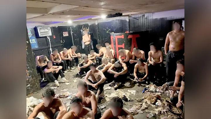 警方调查一起涉嫌欺凌事件，在闷热的兄弟会地下室发现数十名新生浑身沾满食物。警方