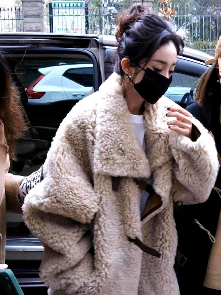 “杨幂机场生图绝迹”冲热搜，网友：姐把镜头玩明白了！奶茶色毛毛外套+绿球