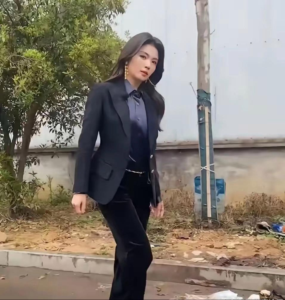 褪去镜头修饰尽显真实模样，刘涛身材维持得相当出色。容颜不复年少惊艳，不过四十六岁