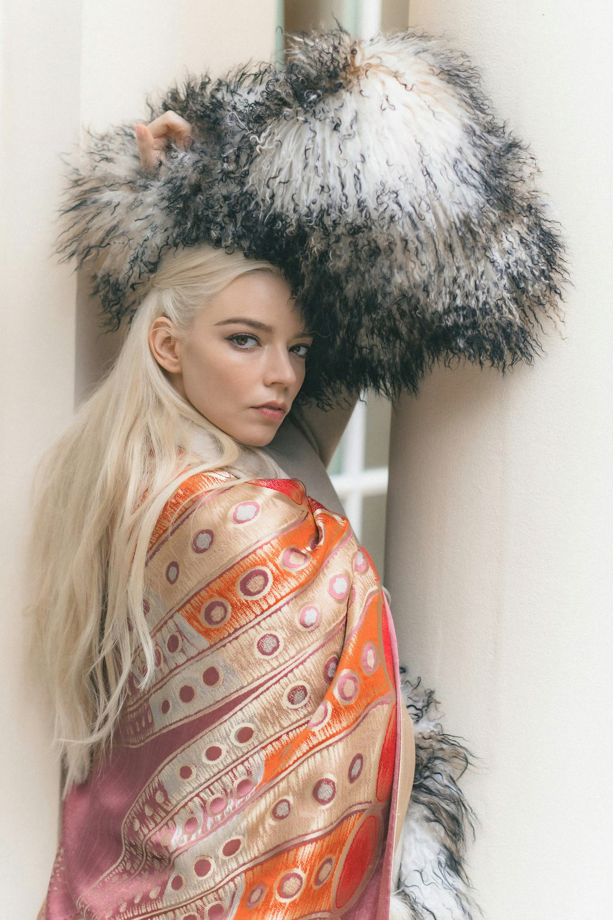 出席Dior2026春夏高订系列发布秀的安雅·泰勒-乔伊，顺便为《ELLE》英