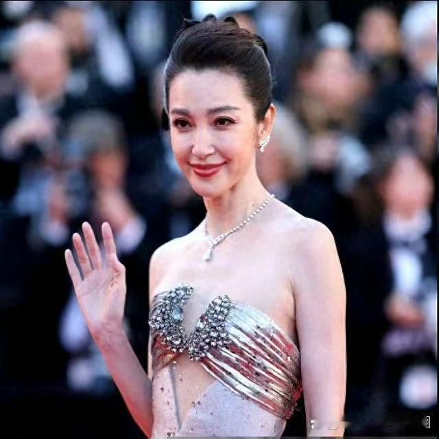 没对比就无叹息！53岁李冰冰瘦成骨，39岁袁姗姗脸僵不敢笑显老态