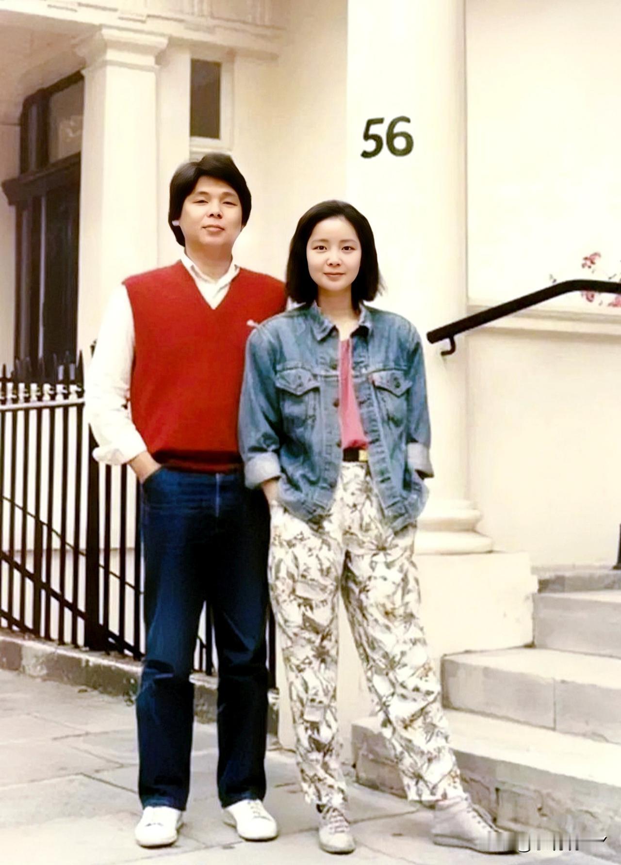 这是一代歌后邓丽君和她弟弟在英国的一张合影留念照，拍摄于一九八四年。照片中姐弟二