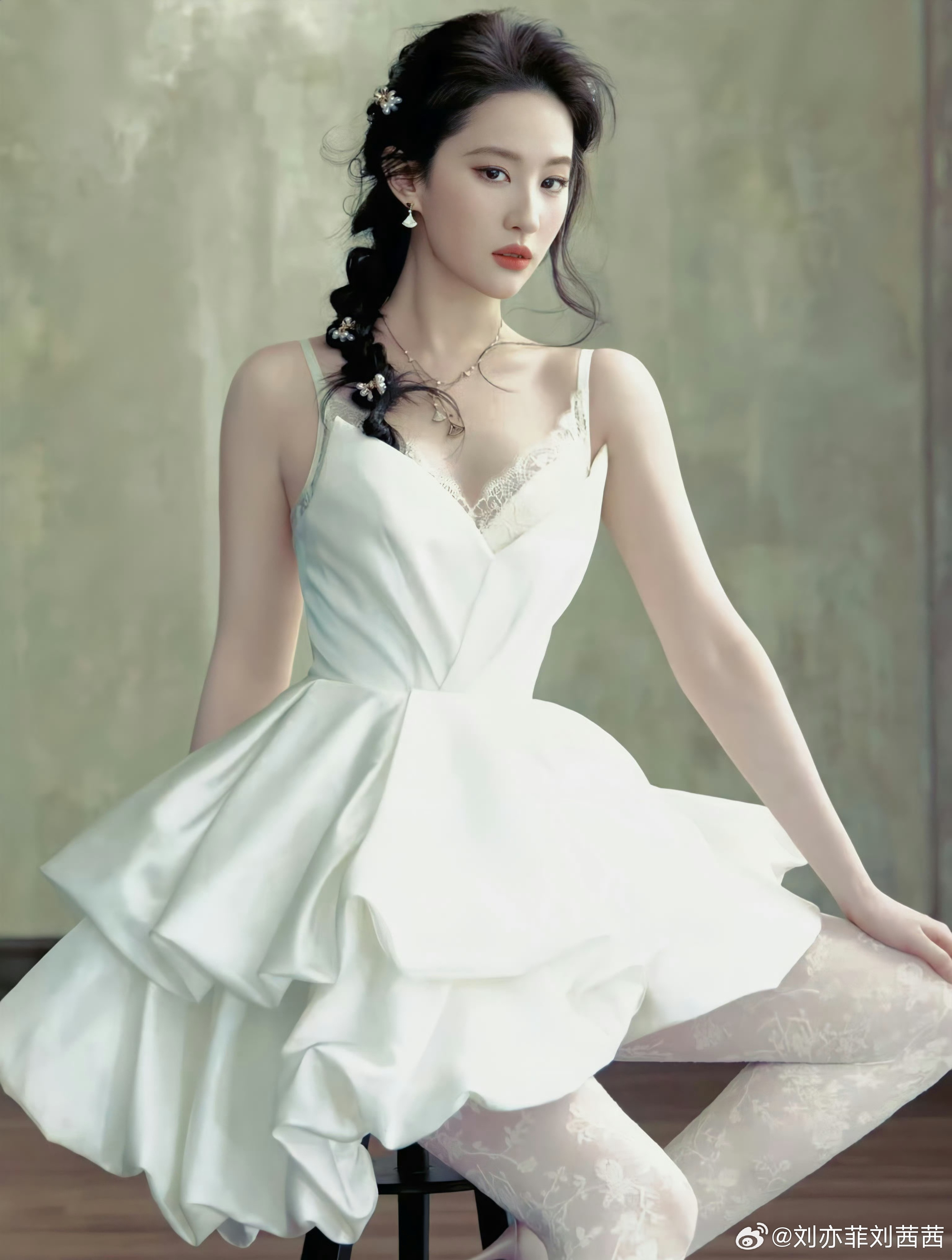 刘亦菲身着一袭米白色缎面吊带短裙，V领处的精致蕾丝拼接，巧妙勾勒出她柔美的颈部线