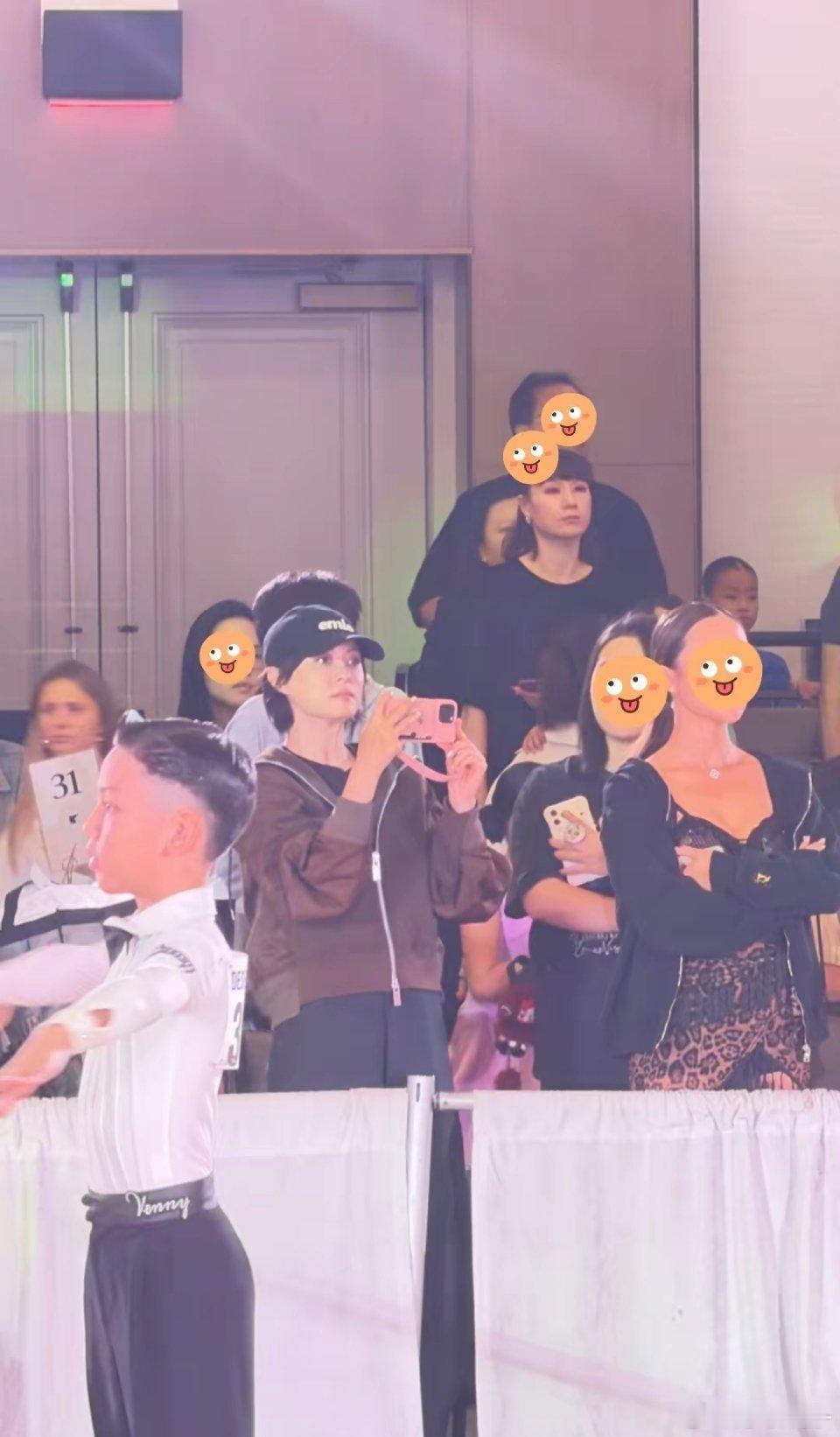 邓超女儿赴美参加拉丁大赛！小花长高了不少，台下孙俪状态好真实