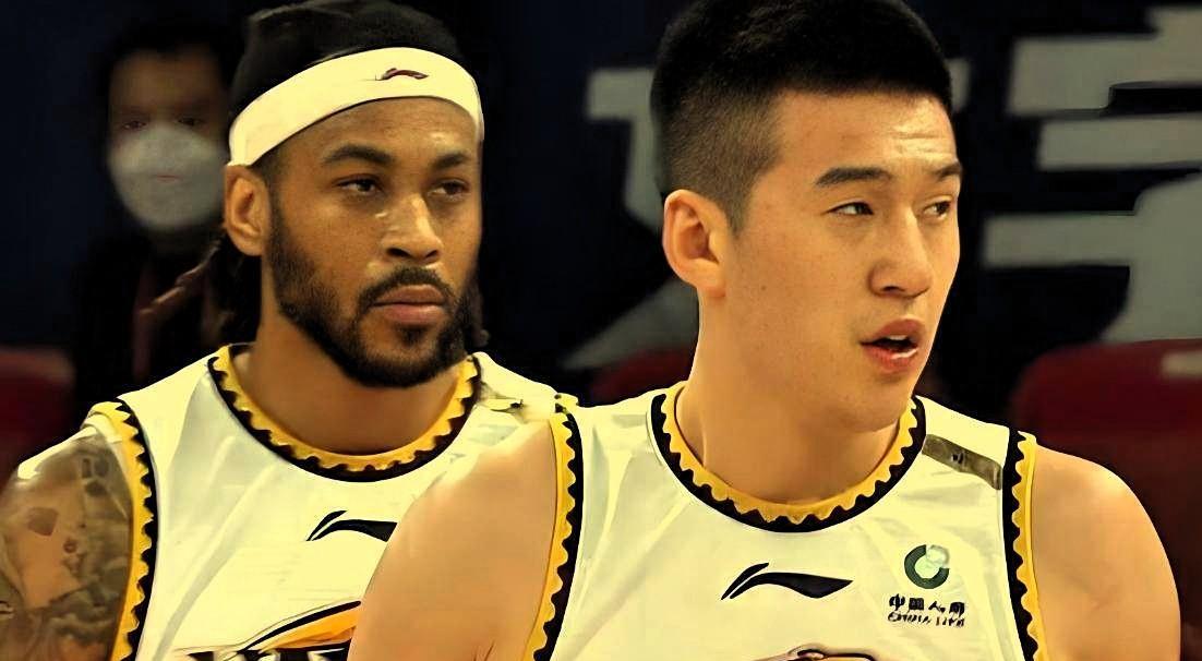 辽宁男篮下赛季两组内线，搭配化学反应不比广东队差，首发莫兰德+付豪，替补张陈治锋