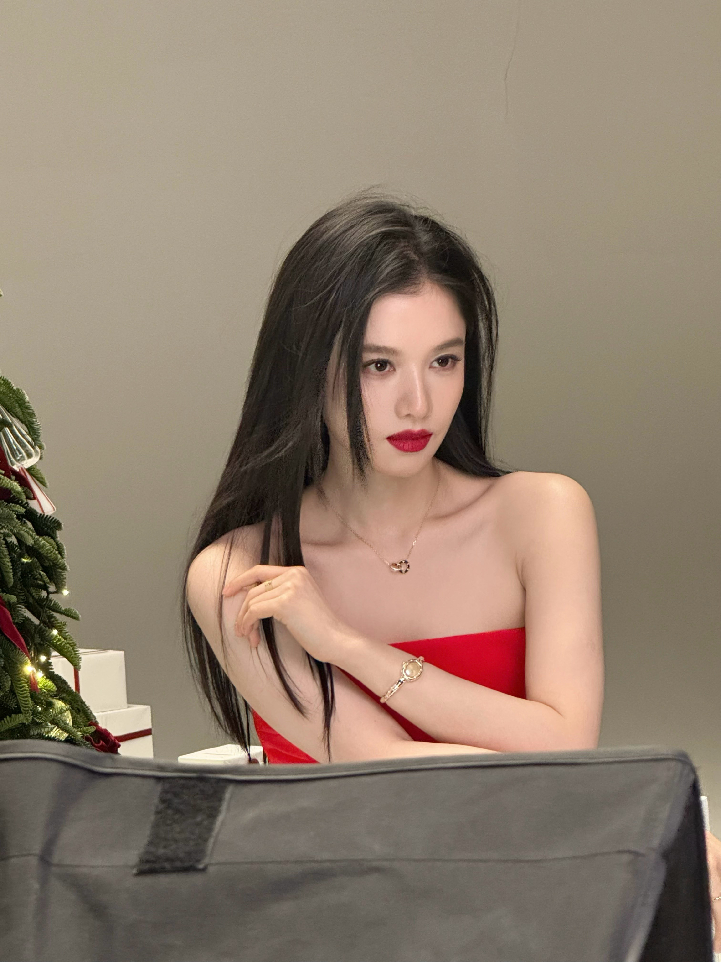 张婧仪我还没那么老张婧仪红裙好美🧧祝大家2026新年快乐