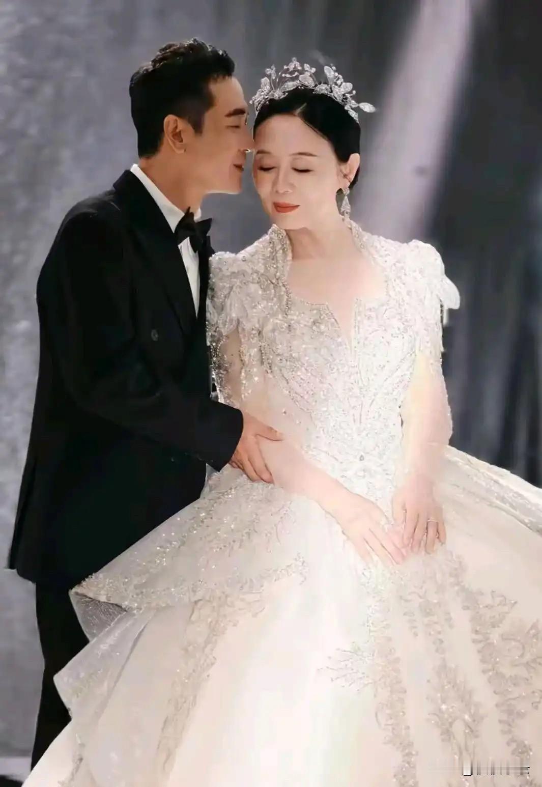 63岁吴琼与48岁老公拍婚照，21年婚姻如初恋般甜蜜！[玫瑰][玫瑰][玫瑰]