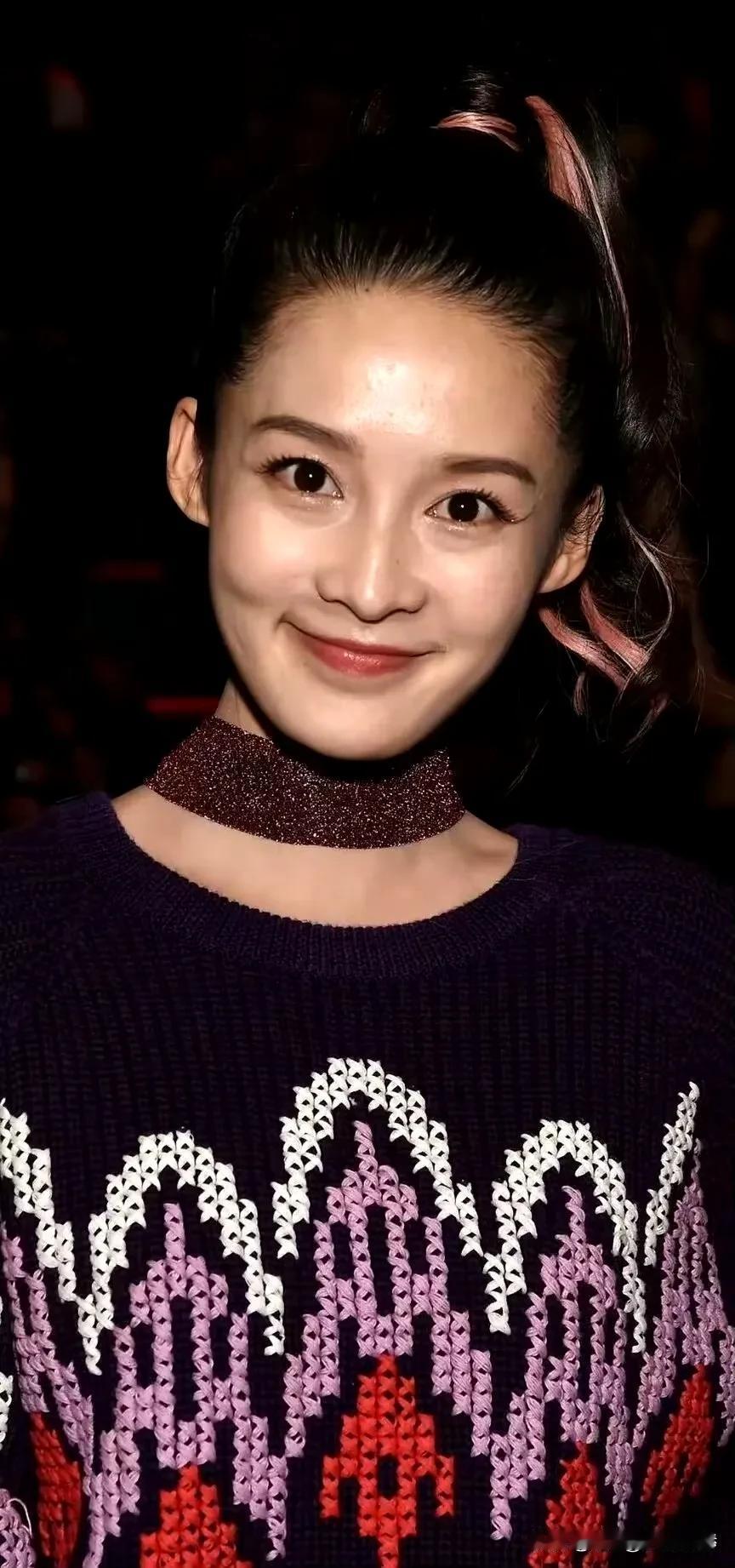 李沁脸部特写照，美的真实而自然。