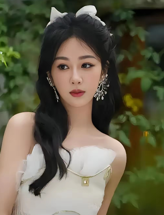 杨紫至今未婚，并非她不愿嫁，而是能配得上的人屈指可数。在不少男明星眼中，她是借钱