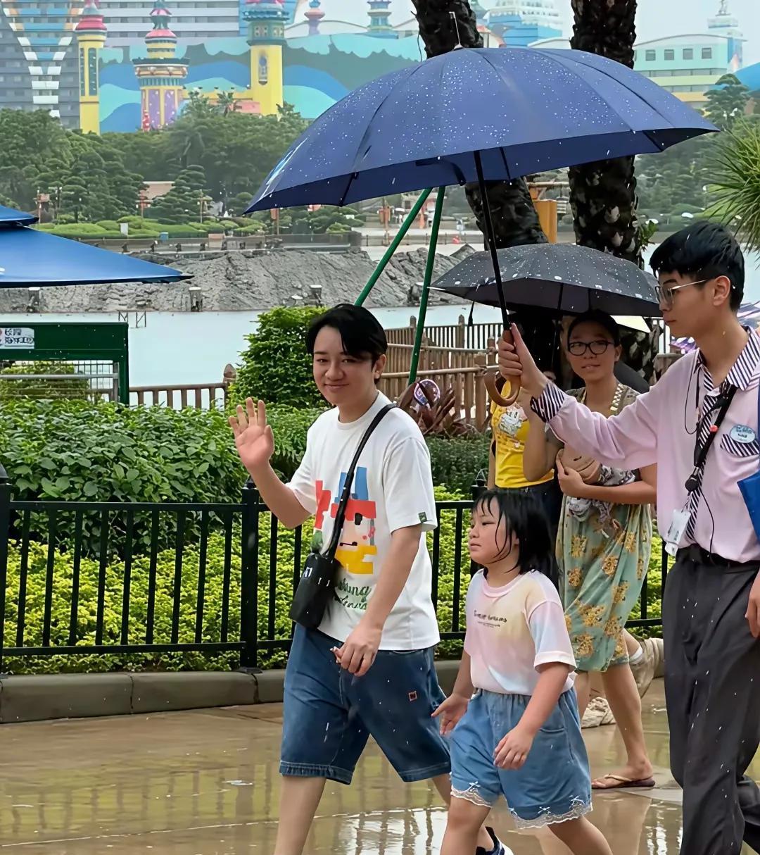 我有理由怀疑王祖蓝是不是看上李亚男的身高了要不然像他这种条件，他的孩子很难
