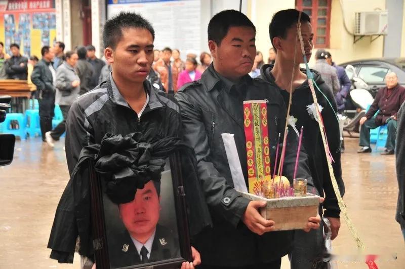 给英雄的消防员致敬正月初三，惊悉湖南6名消防员牺牲在救援回程的路上不幸遇难默