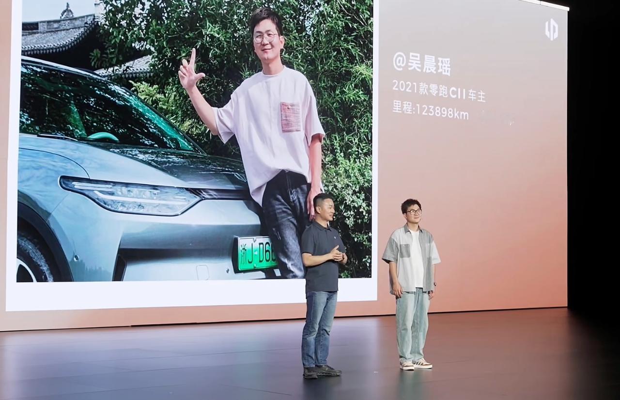 现场请来了一位2021款零跑C11车主，4年开了将近13万公里，电池健康度97%