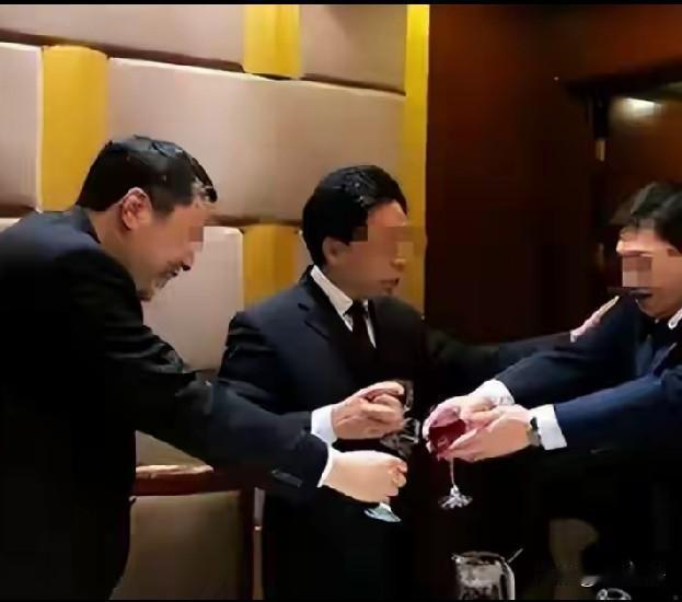 杭州酒局事件再次升级，调查组已通报多位大人物落马，在舆论知晓之前，两人就已被刑