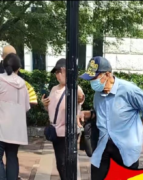 哈哈，建工叔乔装打扮悄悄的进入广东路偷偷买报纸，接头暗号：600170，回复：上