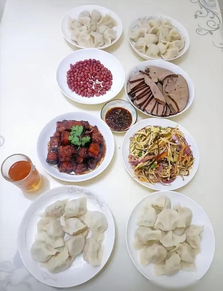 周末儿子儿媳在家忙活包饺子，俩人在厨房叮叮当当地折腾半天，端上桌我才发现，除了满