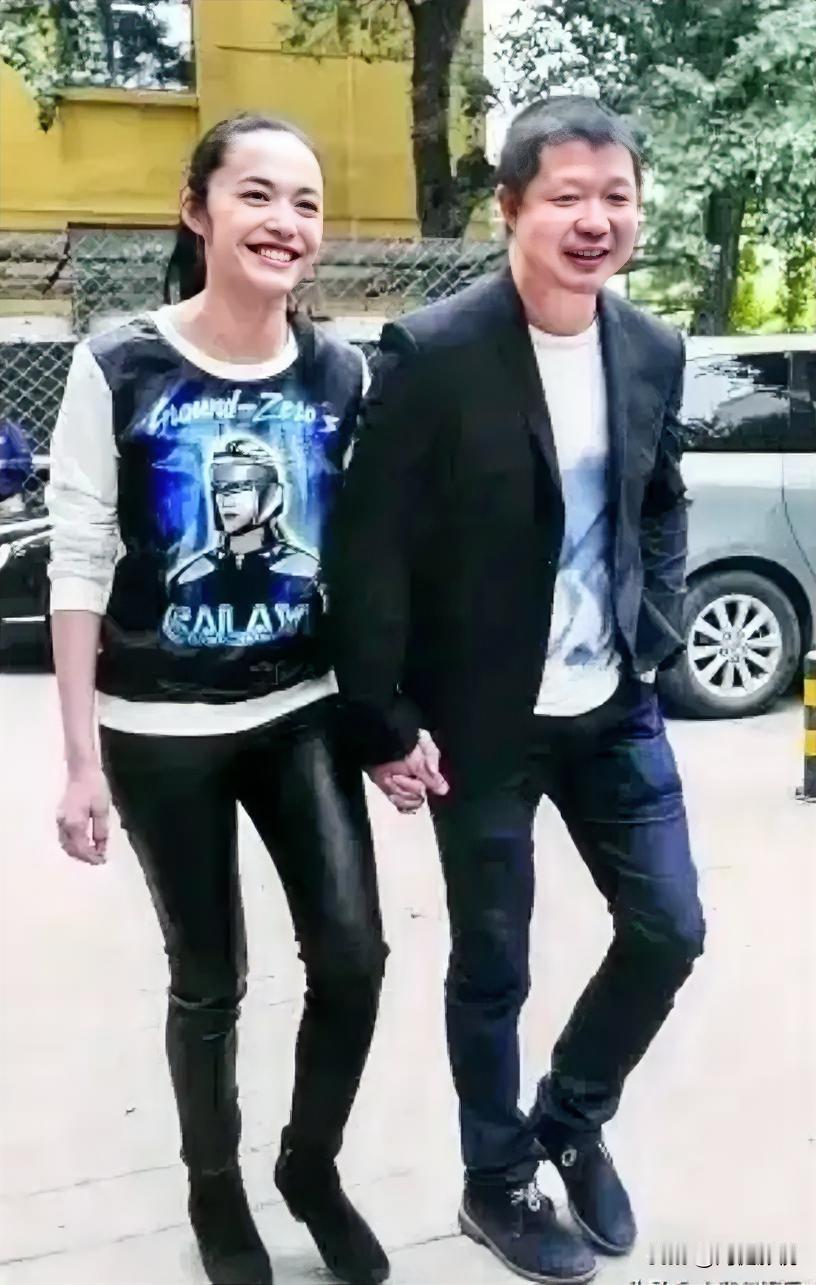 头一回见姚晨的老公，看起来比凌潇肃帅气多了！浓眉大眼，气色盈和。