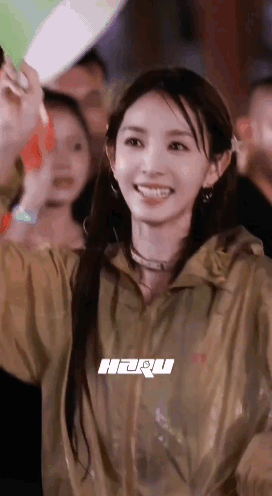 🍩田曦薇活动被泼水脱妆，素颜什么水平？