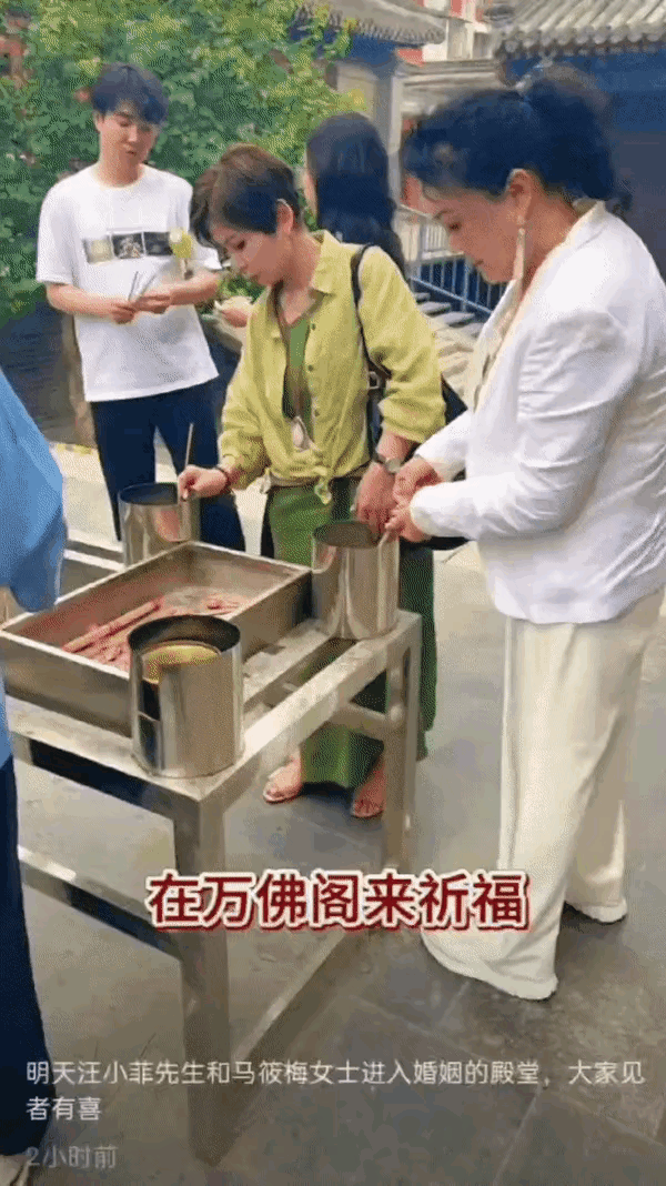 今日，马晓梅的母亲抵达北京，并与张兰携手前往万佛阁寺庙。两位母亲怀着同样的期许，