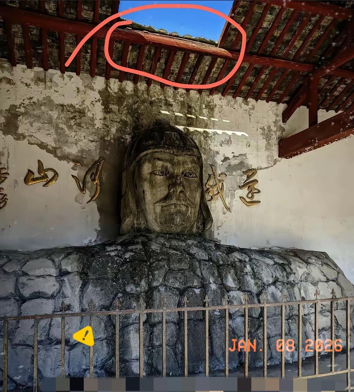 这是南京将军山岳飞的雕塑，让我非常气愤的是，雕塑正上方屋顶居然开了一个很大的“天