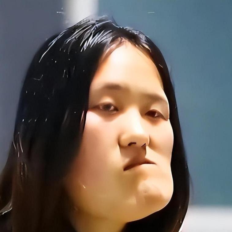 歪脸女孩拒百万年薪只想教书，她的倔强感动了网友辽宁农村女孩赵宏秋，天生脸歪