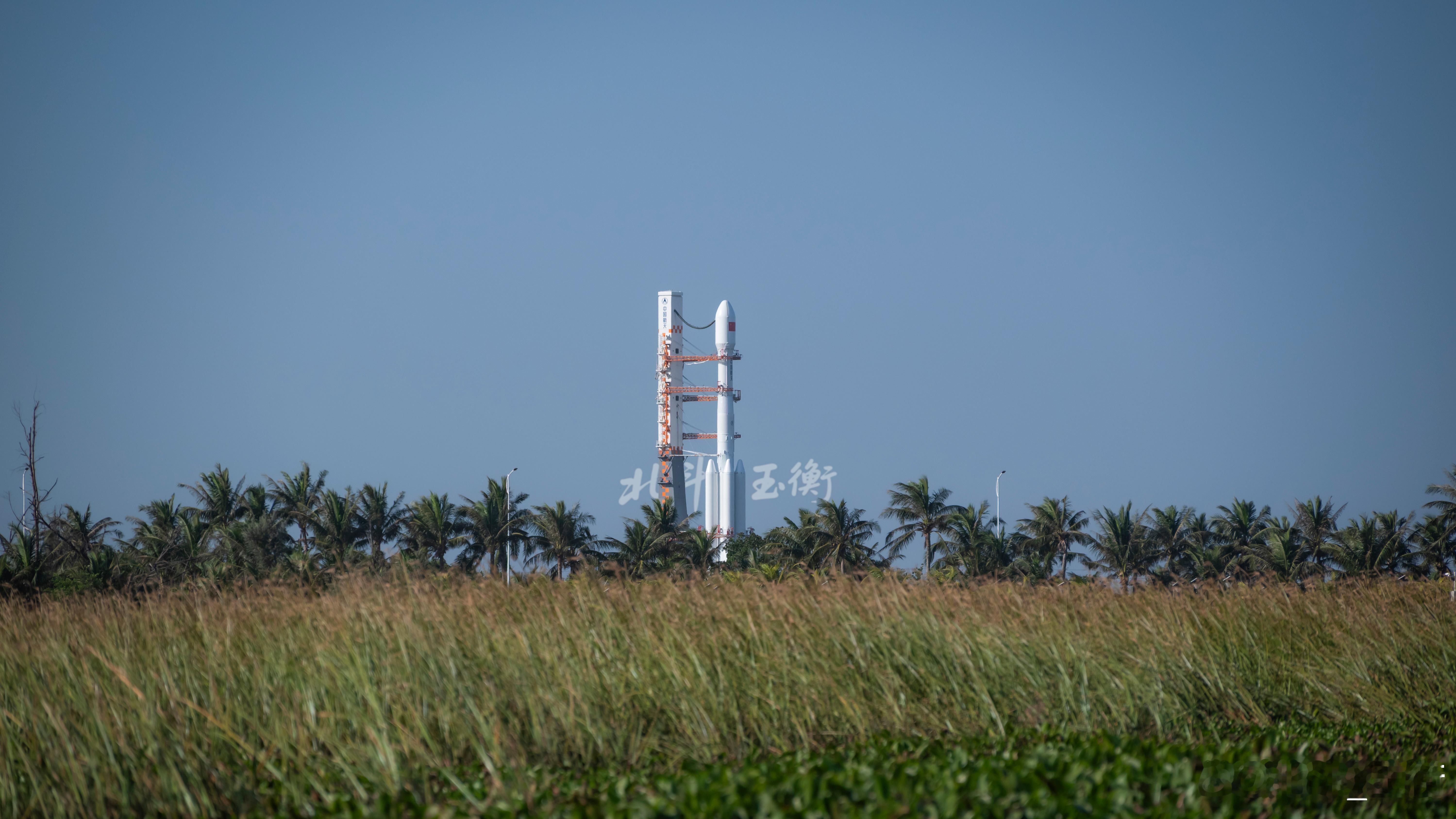 刚刚拍的转运其实中国火箭不高，也就几个人那么高吧（图三）（图一适合横屏看）