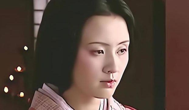 公元前88年的一天晚上，21岁的钩弋夫人侍寝70岁的汉武帝，汉武帝却突然下令将她