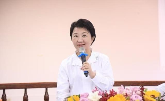 军购暂时搁置！卢秀燕这下傻眼了，赵少康立刻变脸，支持两岸交流特朗普归国明确表