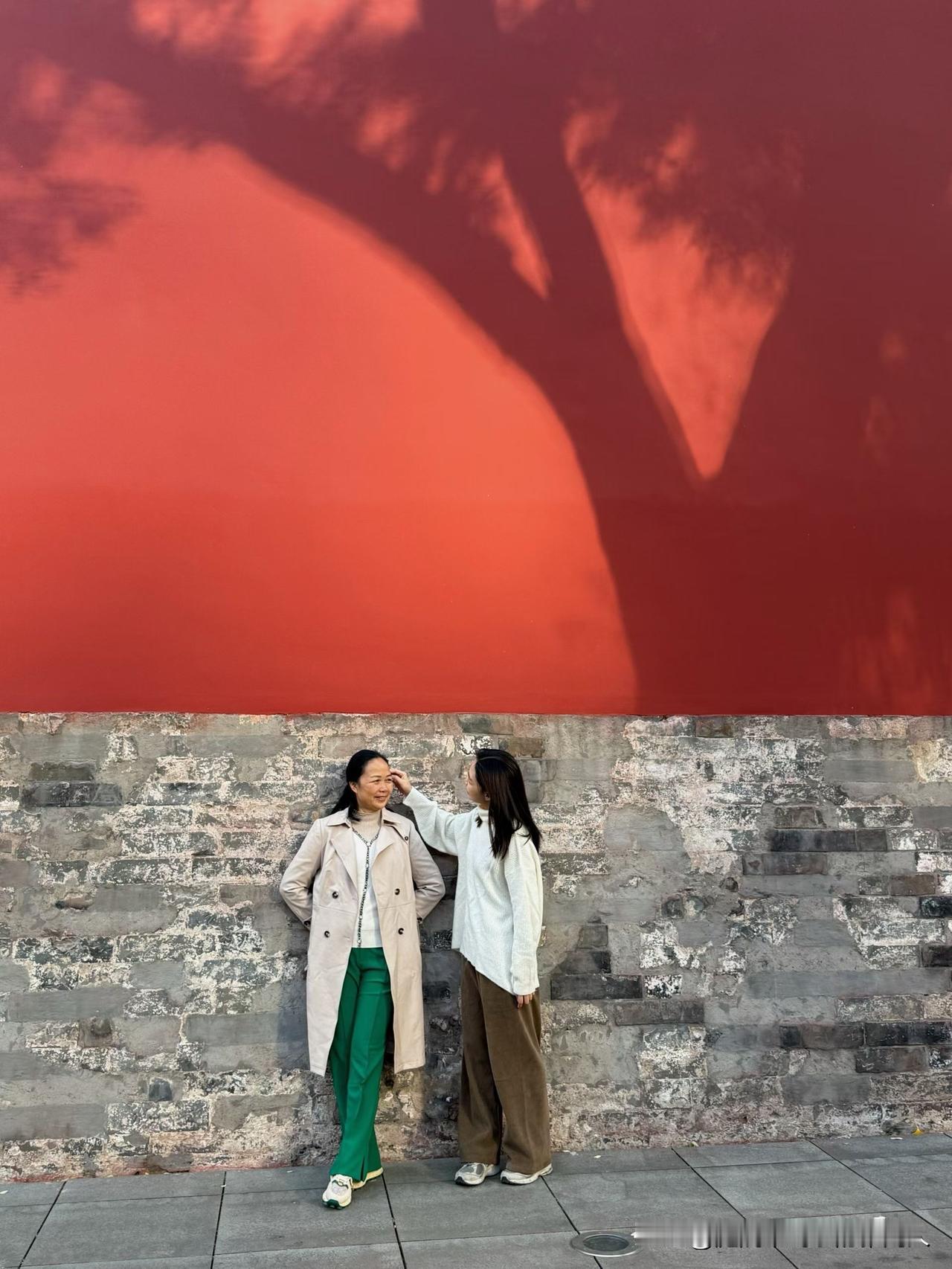 闺女大学毕业快俩月了，工作还没敲定，她老爹焦虑的不行，那天他跟我说：“你说这孩子