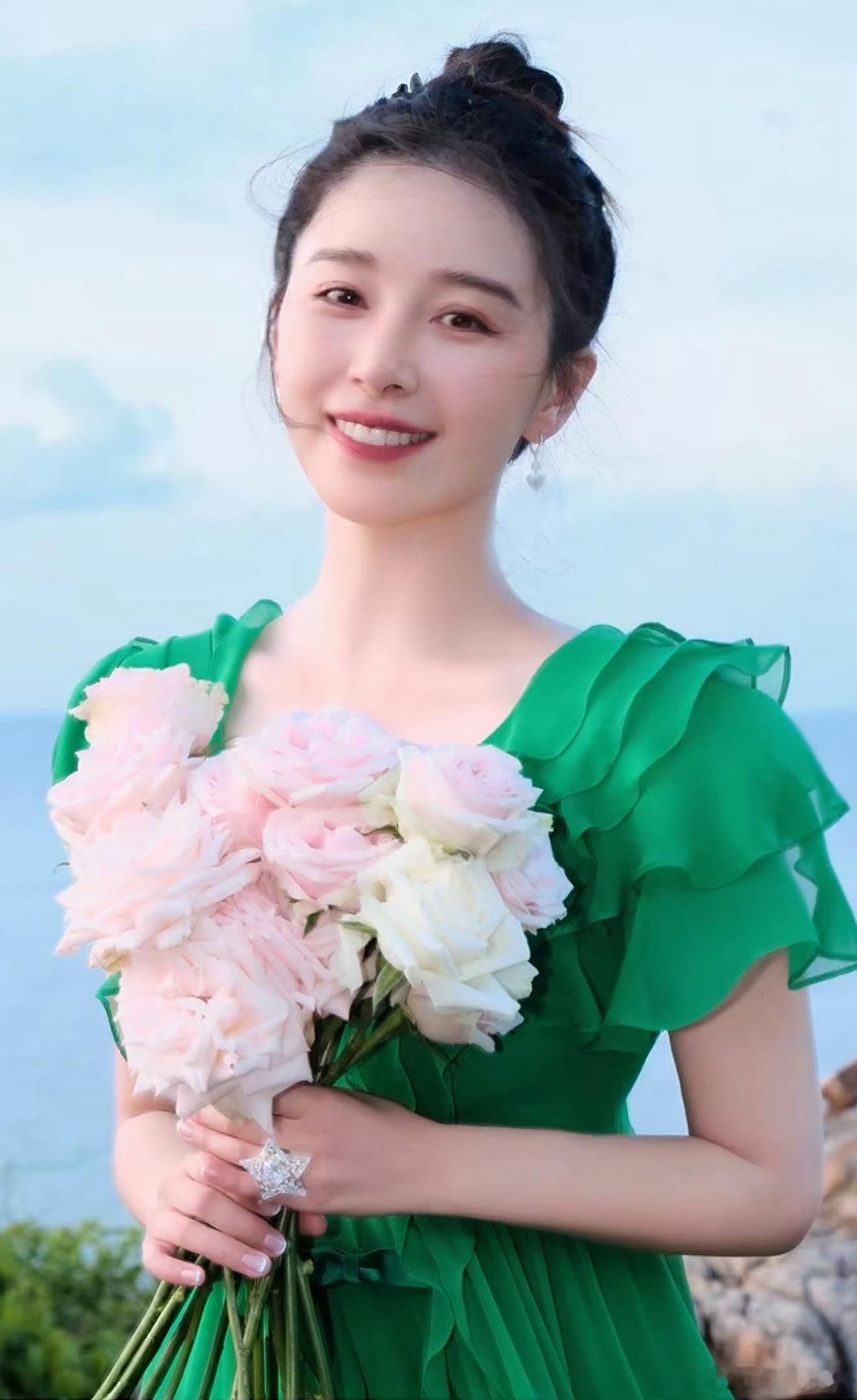 阚清子开机照戴了求婚钻戒阚清子新剧开机照直接戴着求婚钻戒亮相，这波事业爱情双丰收