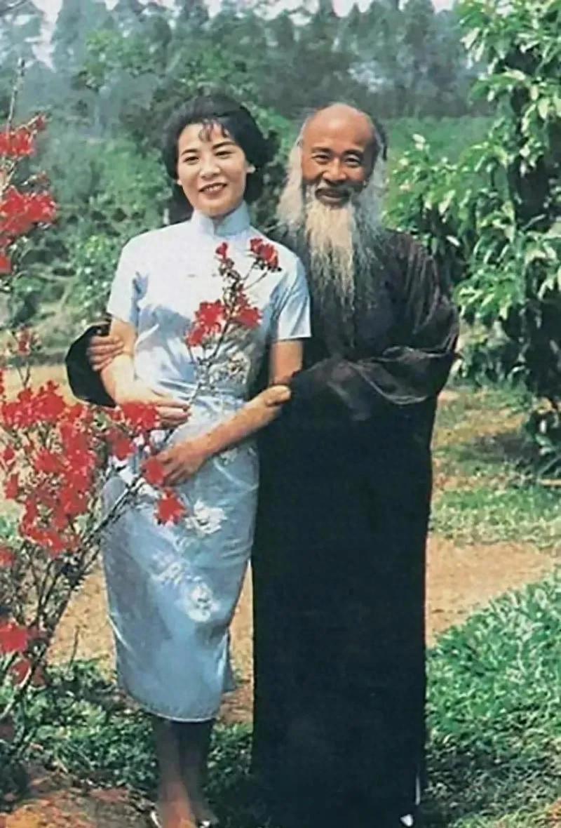 这是30岁四姨太徐雯波和60岁的张大千的真实样貌，都看看吧，这样的年龄差都可以做