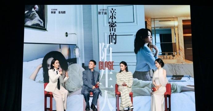 今天杨幂和秦海璐一起在澳门出席时尚活动，两位都穿了白色的衣服，看起来很有姐妹范儿