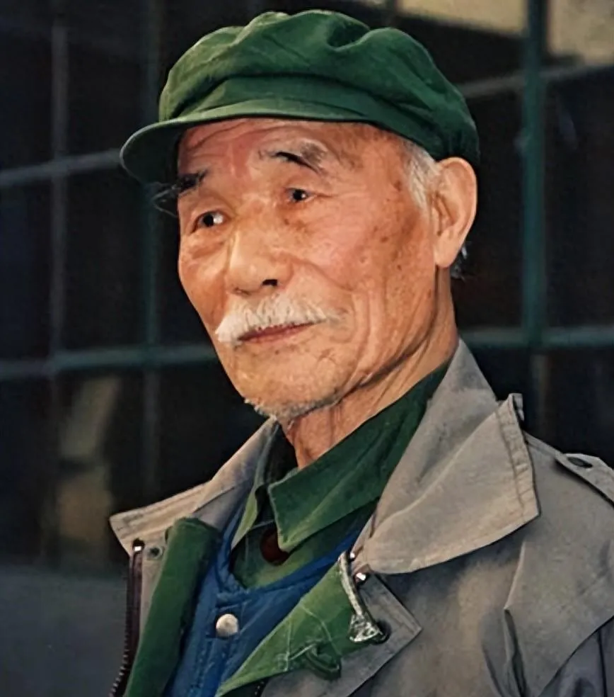 1978年，原华北军区副参谋长孙毅中将外出理发，理完发后感觉还太长，让理发师再给