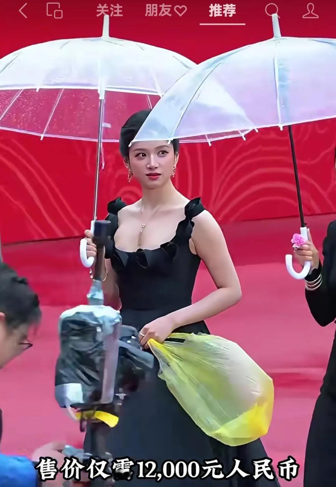 难以理解，据说这个满大街都是的塑料袋，价值12000元。巴黎世家近些年可以说