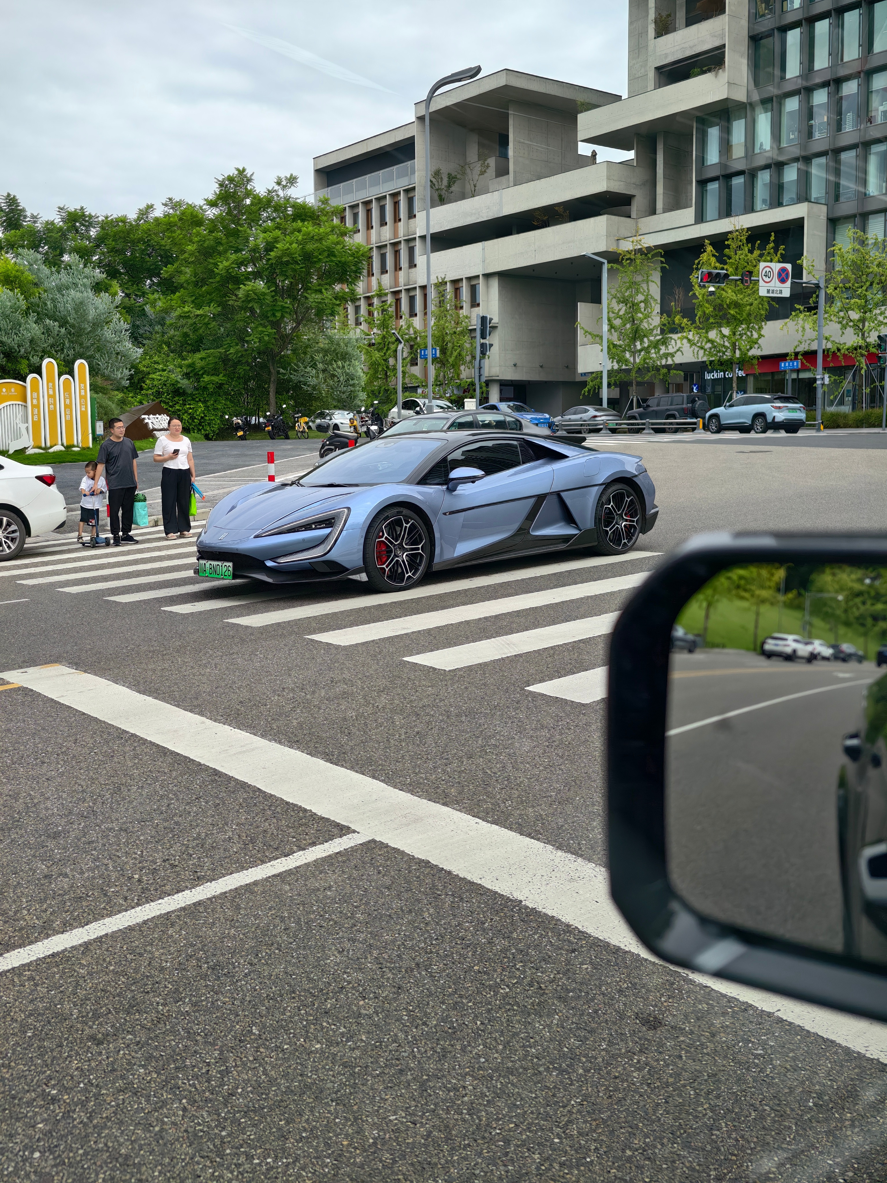 成都人还是有钱啊，偶遇一辆野生的仰望U9​​​