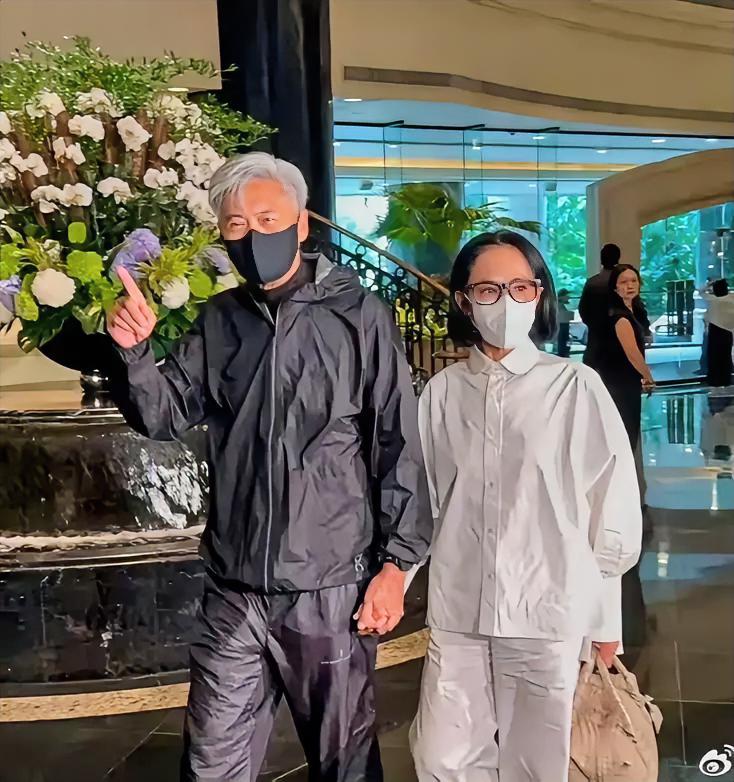 周润发这次真有点儿过分了，来参加的是追思会，不是婚礼，你看刘嘉玲梁朝伟，哪个