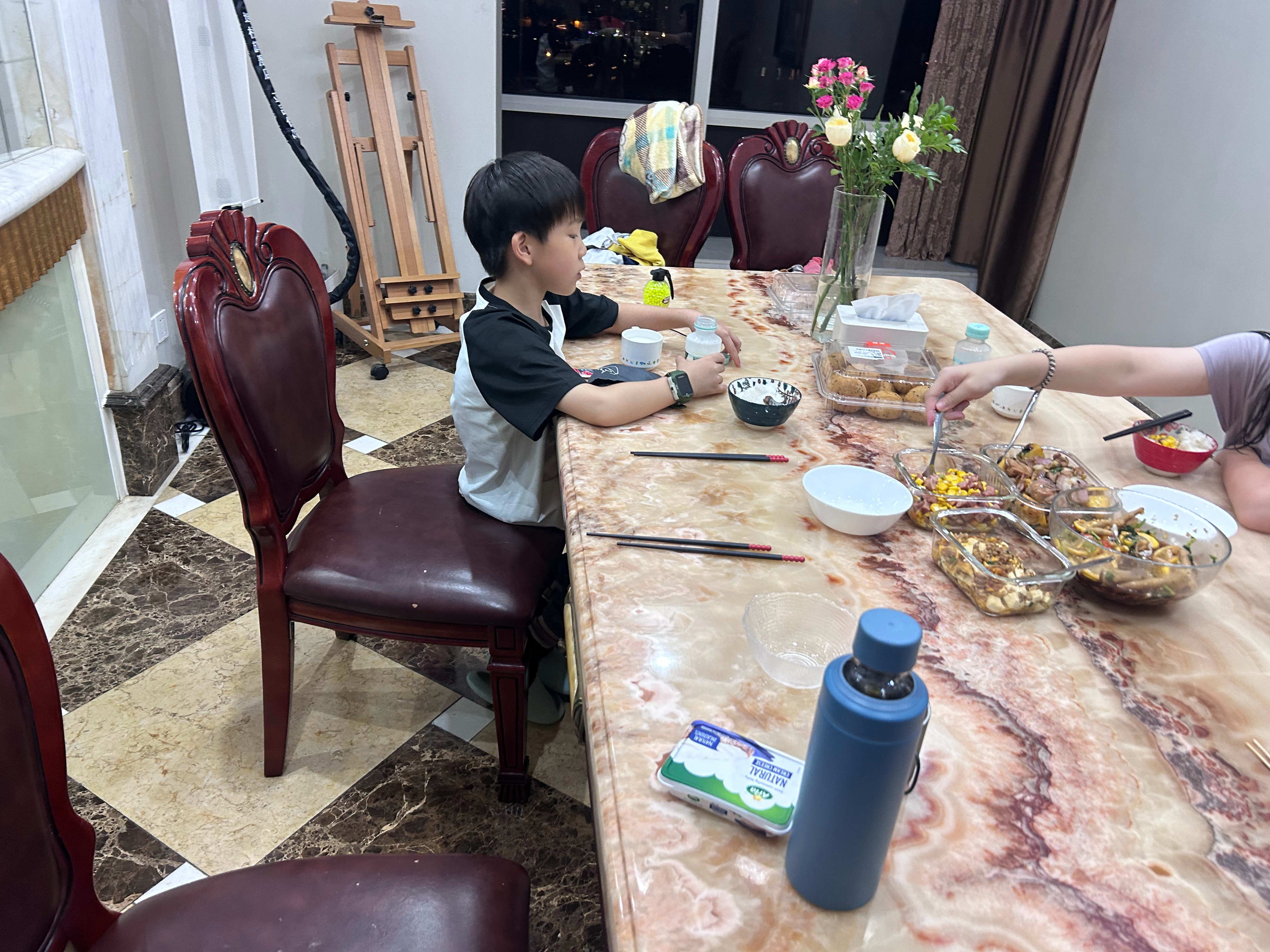大家吃饭都是挨着菜坐他则把饭碗放在最远离菜的地方甚至屁股都只坐在椅子远离菜方向的