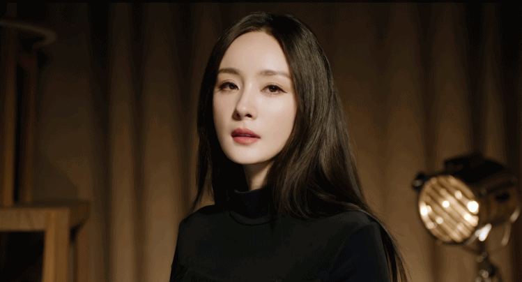 杨幂半成品广告成了论玩转潮流还得看带货女王大幂幂！“半成品广告”的悬念刚过，