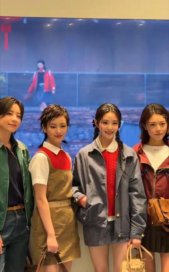 27岁刘浩存出席活动站c位美貌秒杀一众小花长腿吸睛娇俏迷人​​​