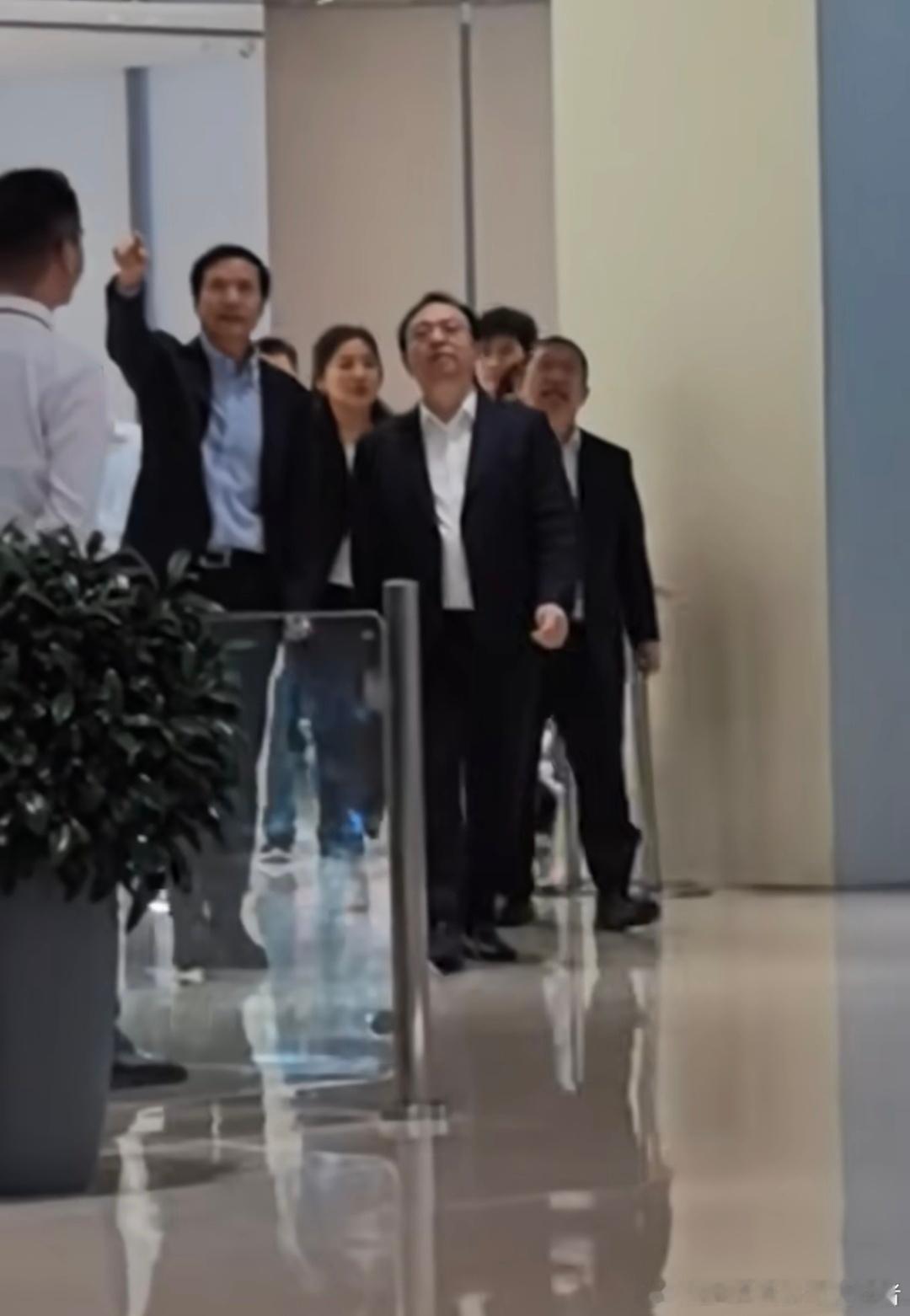 王传福现身小米汽车工厂，雷军陪同。这哥俩又在商讨什么大事？[doge]​​​