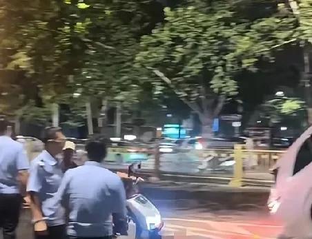 8月15日凌晨，陕西西安咸宁西路附近，街头忽听一声巨响，一辆汽车冲上树，半挂在树