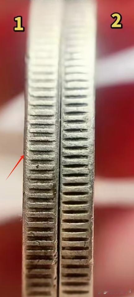 两枚银元并排，左边那枚的边齿上，红色箭头指向几道清晰的打磨纹路。鉴定者说，真币